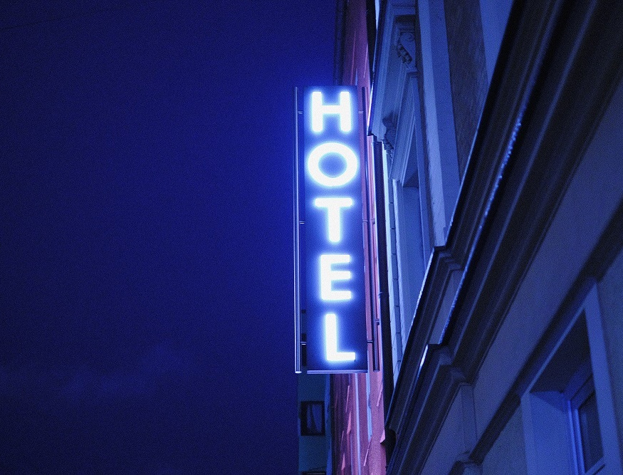 ホテルのネオンライト